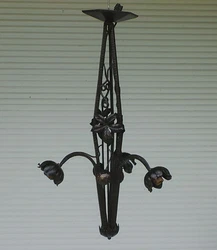 lustre en fer forgé art deco a décor de marron et feuilles de maronnier, 3 bras de lumière,   hauteur 63 cm