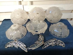 Série de 6 tulipes et 3 ailettes en verre moulé pressé de la maison Ezan france ayant appartenu à un lustre. Les 6...