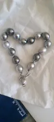 This is a stunning Tiffany Iridesse pearl bracelet. In highly iridescent body color with overtones of blue and silver,...