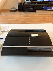 Sony PlayStation 3 80 Go Console - Noire. Console vendu sans câble ni jeu ni manette.Fonctionne parfaitement.Visitez...