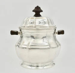 Coffee maker on silver pedestal with flat sides, handle and grip are in ebony. France, Art Deco period. 950/1000...