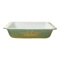 This vintage Pyrex casserole dish is perfect for any home cook. The green wheat pattern adds a touch of charm to your...