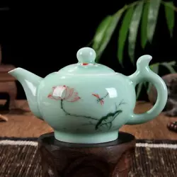 这是一款中国制造的手绘瓷茶壶。 茶杯上的鱼、荷，都是中国元素。...