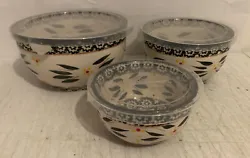 All 3 bowls with lids are in good condition. No cracks, breaks or chipped. No stains or markings. The sizes are 1.25qt,...
