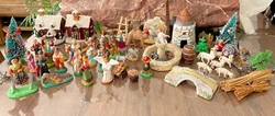 27 Santons artisanaux en terre cuite. + sac de brindilles et sac de mousse. + Décoration en pierre de village de...