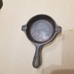 VINTAGE WAGNER WARE CAST IRON MINI SKILLET #1050 ASHTRAY PAN SPOON REST HOLDER. No visible cracks. Please see photos.