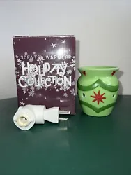 Scentsy EUC Plug In Wall Wax Warmer “Ornament Holiday Collection, Greens & Red, Has Original Box, Needs Bulb....