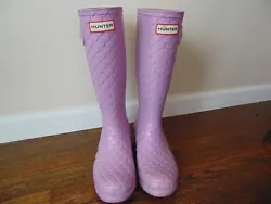 FOR SALE USED CONDITION (ALMOST MINT) HUNTER BIG GIRL RAIN BOOTS.SIZE:6. COLOR:PEARL PURPLE.BOOTS ARE IN EXCELLENT...