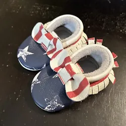 Add a patriotic touch to your little ones wardrobe with these adorable Made By Molly leather moccasins. These unisex...