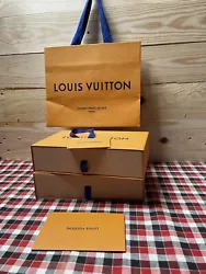 1 Boite Louis Vuitton 22,5/13,5/5,5 Cm 1 Sac Papier 25/21/15 Cm 1 Ruban 120 Cm 1 Carte.