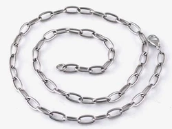 Bijou qui ne soxyde pas et ne rouille pas. Sans nickel, sans plomb et ne provoque pas dallergie. Bref, un bijou pour la...