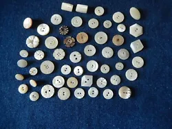 Un lot de 50 petits boutons anciens nacre ciselée. Boutons anciens. environ de 0,7 cm à 1,5 cm de diamètre.
