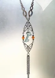 Pendentif Art Déco argenté avec magnifique clé en cristal Swarovski.