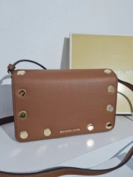 Plaque en cuir avec logo. deux poches plaquées.
