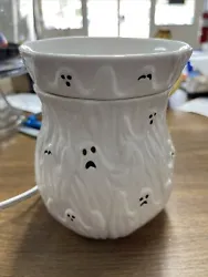 This is in used condition. Has some wax residue in the wax holder. Does work. No box. I’m not a scentsy rep, this is...