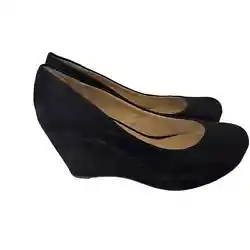 Elevate your style with these stunning black wedge heels from American Rag. With a 3 1/2 inch heel, these shoes are...