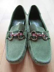 Green with gold tone Gucci horse bits. Green and pink ribbon detail under the horse bits. Very nice pre-owned pair of...