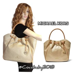 ■ Interior zip & 2 slip pockets. ■ 1.81lbs. ■ Gold tone hardware. ■ Snap closures.
