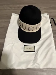 Gucci hat Unissex. This hat has only been used a few times. Its still like new. comes with Gucci bag