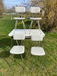 Table en formica avec rallonges avec 4 chaises rembourrés. Avec rallonges H : 72 cm / P : 37 cm / L : 35 cm.