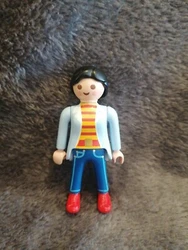 Bonjour 1 PLAYMOBIL personnage  État : occasion vintageÀ nettoyer Petites traces d’usures  Vendu comme sur les...