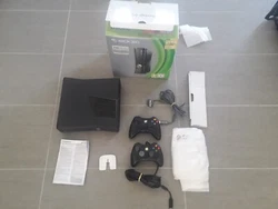 Console Xbox 360 S modèle 1439  + 2 manettes + boîte  Très bon état.  Je nai pas le raccordement tv ni...
