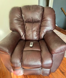 Barely used electric leather recliner with remote, just a bit dusty!