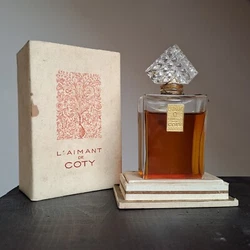 Laimant de Coty, Paris Flacon ancien dans sa boîte dorigine  Plein au 9/10ème   H 10.8cm  Traces normales dâge (voir...