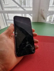 Apple iPhone 11 - 64Go - Mauve (Désimlocké) A2221 (CDMA + GSM). Screen is broken chasis has some scratches.Phone...