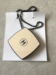 Breloque , badge , miroir miniature , charme , bijou de sac , charme Chanel. Neuf et authentique VIP Chanel