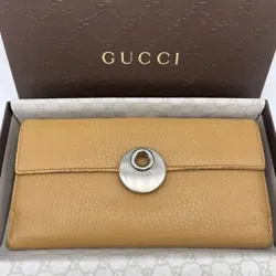 This Gucci wallet is a timeless piece that will add a touch of luxury to your everyday life. It is made of durable cow...