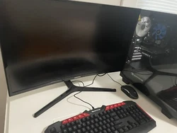 PC Gaming Computer With Samsung C27F398 27 inch Curved LED Monitor.