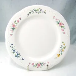 Manufacturer: Pfaltzgraff. Item: 2 Dinner Plates. Price is for a lot of 2.