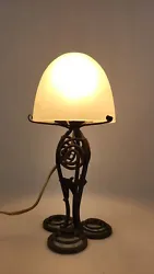 Lampe Art déco en fer forgé / Globe en pâte de verre. Elle est fonctionnelle / en bon état avec traces dusage et...
