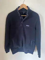 vintage patagonia fleece pullover. button neck, front pockets, ribbed cuffs and waist. Overall good condition, but not...