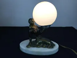 LAMPE DE CHEVET VEILLEUSE ART DECO LAMP. Hauteur : 22,5 cm.