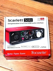 Connectez votre Scarlett 2i2 à votre ordinateur. Une fois la connexion faite, vous verrez que linterface est reconnue...