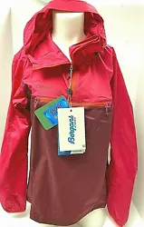 The Cecilie Microlight Anorak by BERGANS has been developed. The Cecilie Microlight Anorak has an ultra light design a....
