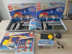 Train Lego 9v. Lot de deux trains 4558avec une notice un complet l autre il manque quelques figurines et un vélo noir ...