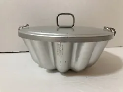 Vintage Mirro Aluminum Scalloped Jell-o Cake Mold w/Clamp on LidNo dents does have a scratch on lid and a few scuffs,...