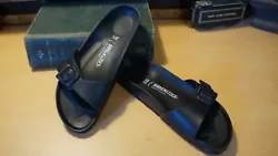 These quality lightweight sandals are in perfect condition.inside and out!