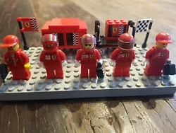 Lego lot 5 minifigurines Ferrari  avec accessoires- , 1 plaque 10x20.....  État : 
