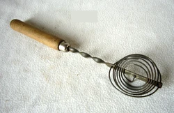 Fouet / batteur mécanique rotatif. Ustensile de cuisine ancien 1940 / 1950. Fonctionne : appuyer sur le manche et la...