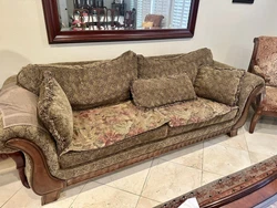 Add a touch of elegance to your living room with this beautiful sofa set, consisting of two sofas both in excellent...