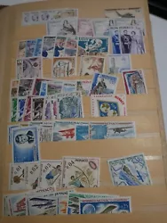 Voici un joli lot de timbres de Monaco en vrac. On retrouve 57 timbres neufs sans charnieres. Bonne valeur.