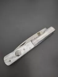 Couteau ancien Vendetta, en très bon état, aucun jeu. couteau fermé: 11.5 cm, ouvert: 20 cm. manche style nacre...