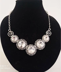 Collier avec cristaux Swarovski véritables et certifiés (voir photo) de la marque Malù. Un beau bijou parfait pour...