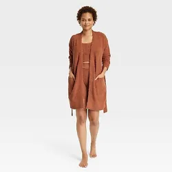 •Cozy yarn robe •Midweight fabric •Oversized fit •Open front with tie-closure •Side patch pocket •Ribbed...