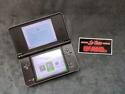 Charnière ok Ecran s avec de lusure, coque usée aussi Sans stylet Sans chargeur Elle lit bien les jeux   Envoi rapide...