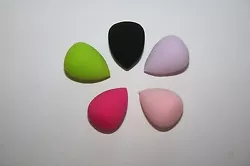 Apply foundation flawlessly with a soft makeup sponge that will leave a smooth, even application. With its gourd shape,...